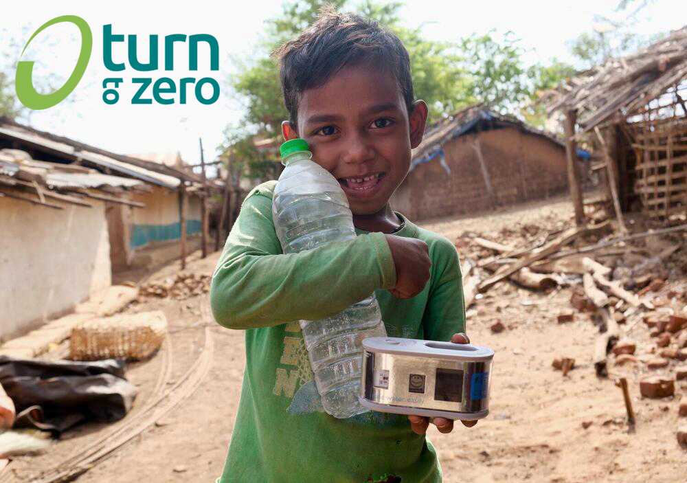 Indischer Junge mit aufbereiteter Wasserflasche