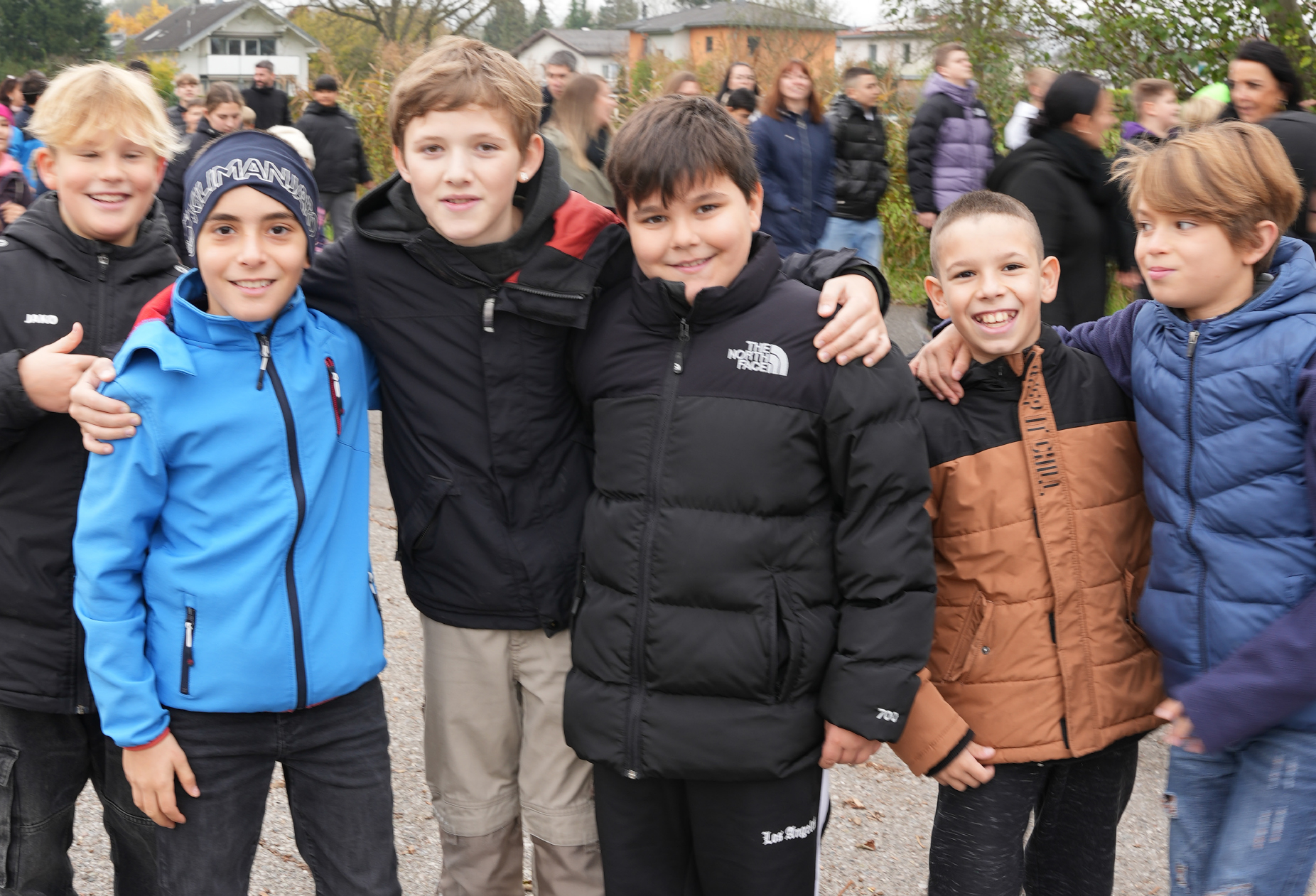 Fröhliche Gruppe aus Schülern der Mittelschule