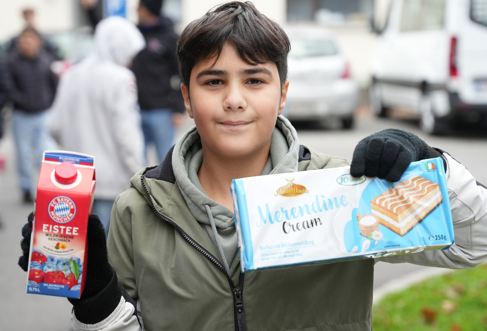 Zufriedener Schüler mit Eistee und Kuchenschnitten