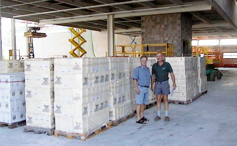 Werner Gunz und der ehemalige Lagerleiter mit erster Ware im Rohbau Mäder
