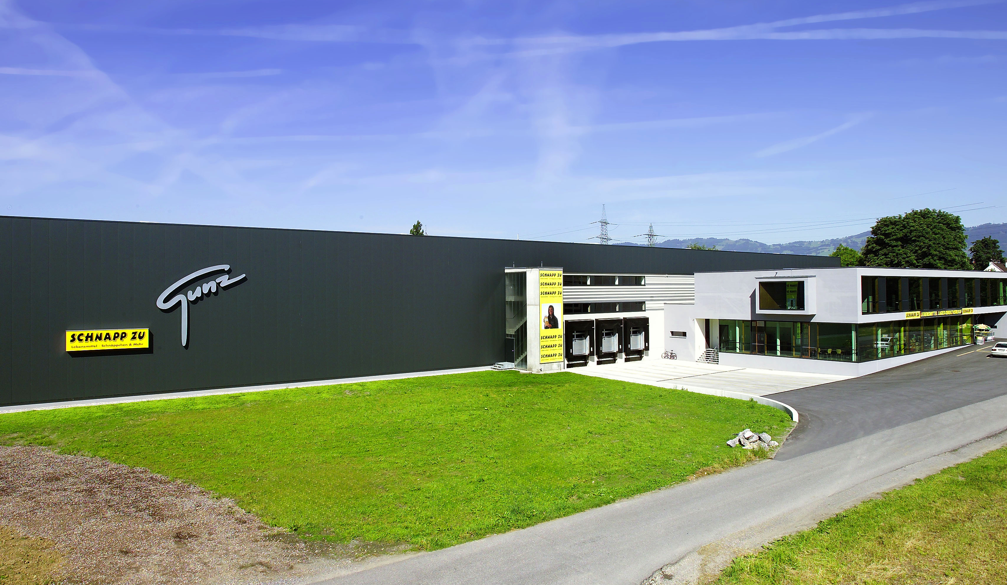 Fertig gestelltes Verwaltungs- und Logistikgebäude 2004