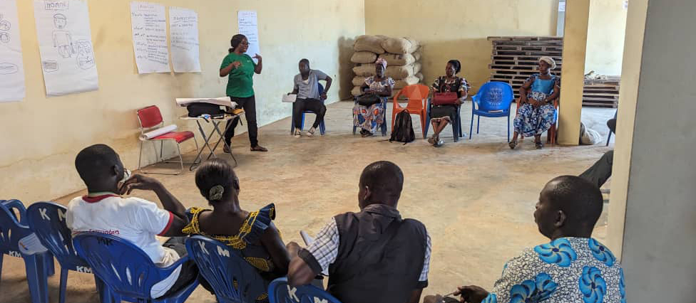 Erwachsenenbildung in Afrika: Vortrag vor Teilnehmenden