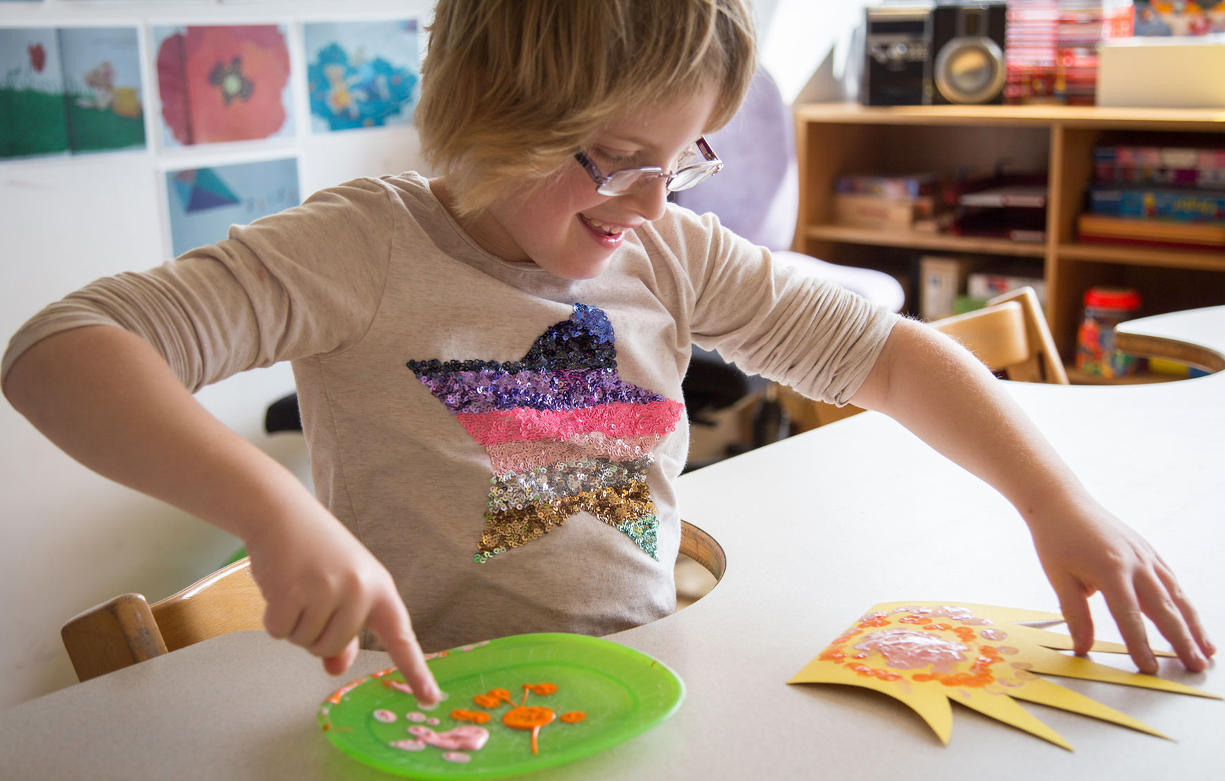 Meisje van de school thuis schildert een foto