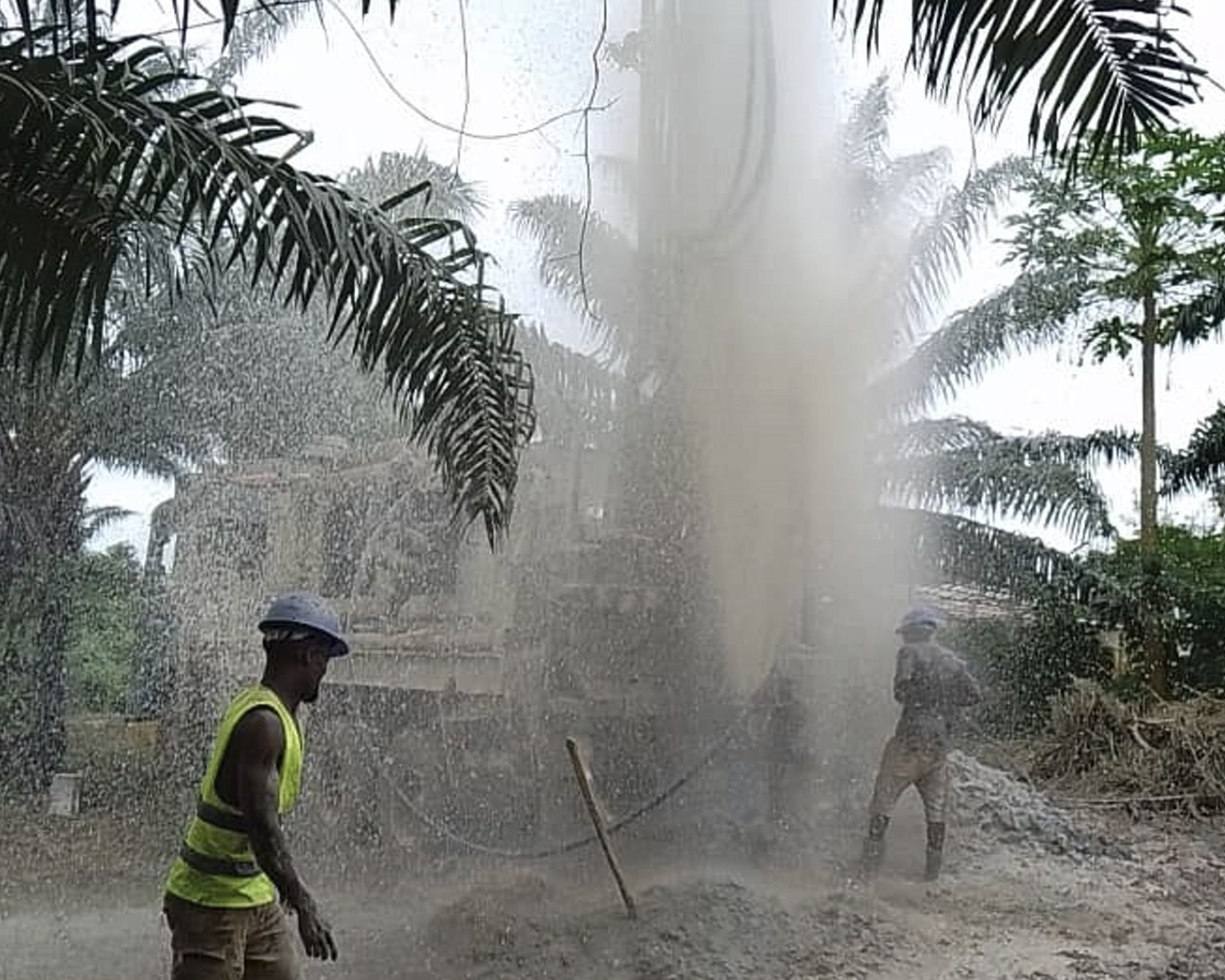 Wasserfont&auml;ne bei Bau eines Trinkbrunnens, daneben Palmen