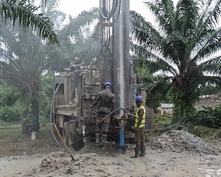 Bau eines Trinkbrunnens, daneben Palmen