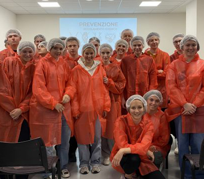 Gruppenaufnahme der Sch&uuml;ler*innen bei Schokoladenfabrik