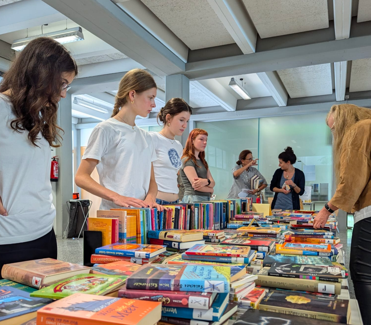Sch&uuml;ler*innen beim B&uuml;cherflohmarkt beim Schulfest