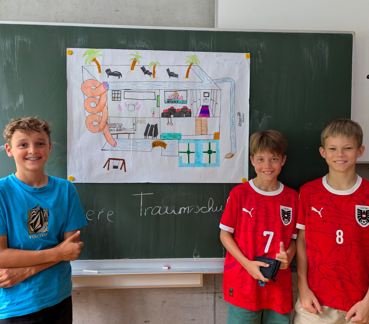 Drei Kinder vor Tafel mit Bild "Traumschule"