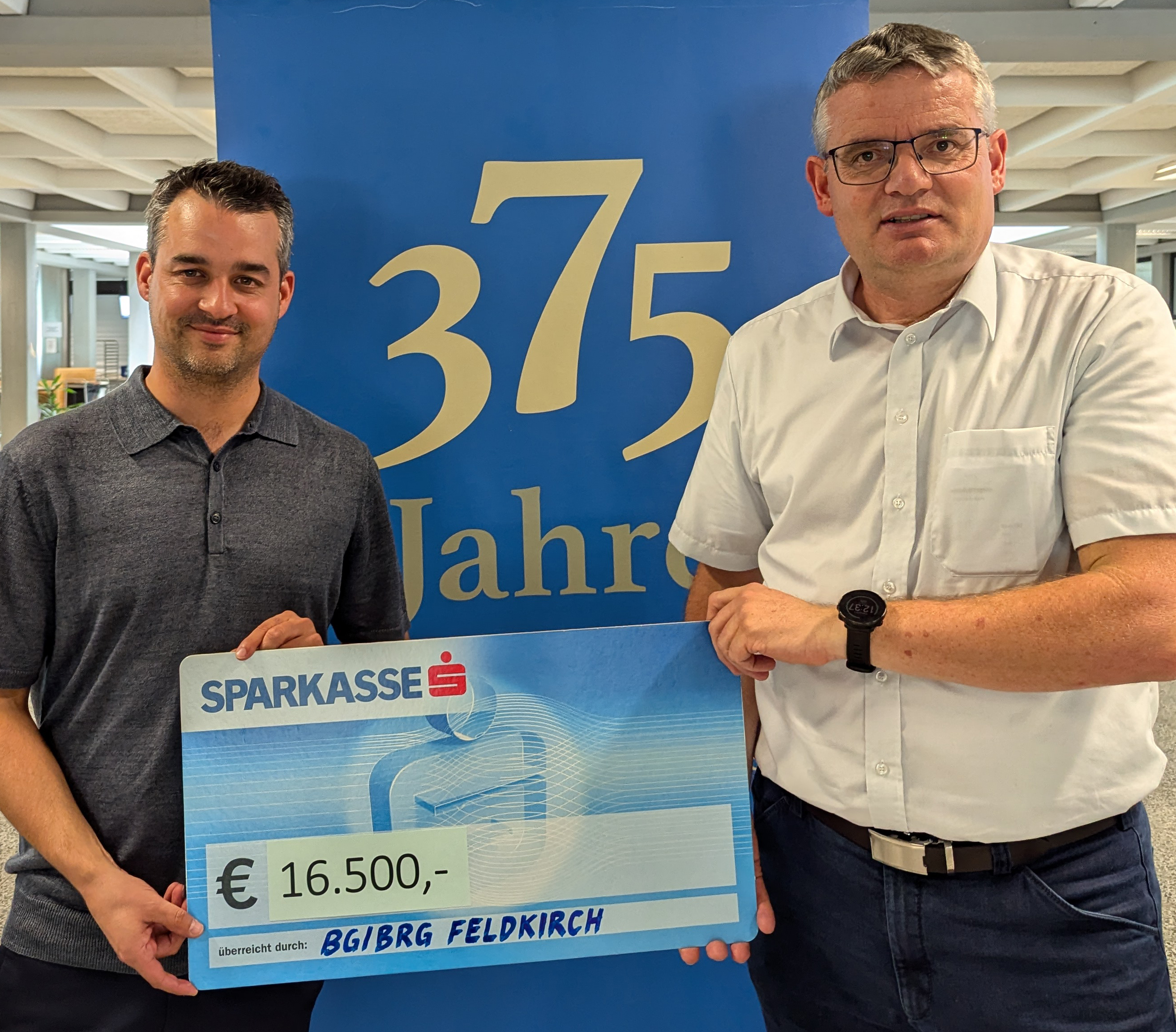 Scheck&uuml;bergabe an Gunz des BG/BRG Feldkirch &uuml;ber 16.500 &euro;