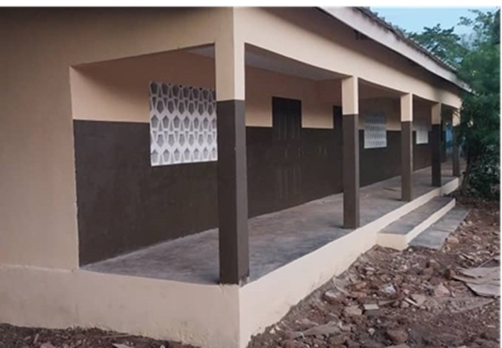 Renoviertes Schulgeb&auml;ude in Goya in Seitenansicht