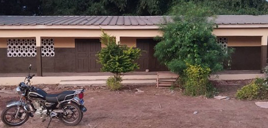 Renoviertes Schulgeb&auml;ude in Goya in Frontansicht