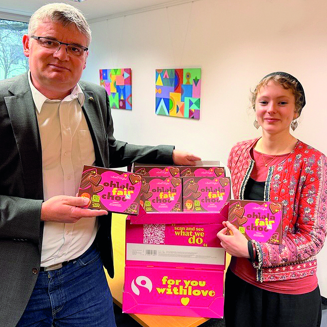 Direktor der Schule und Designerin Juli pr&auml;sentieren stolz "ohlala fair choc"