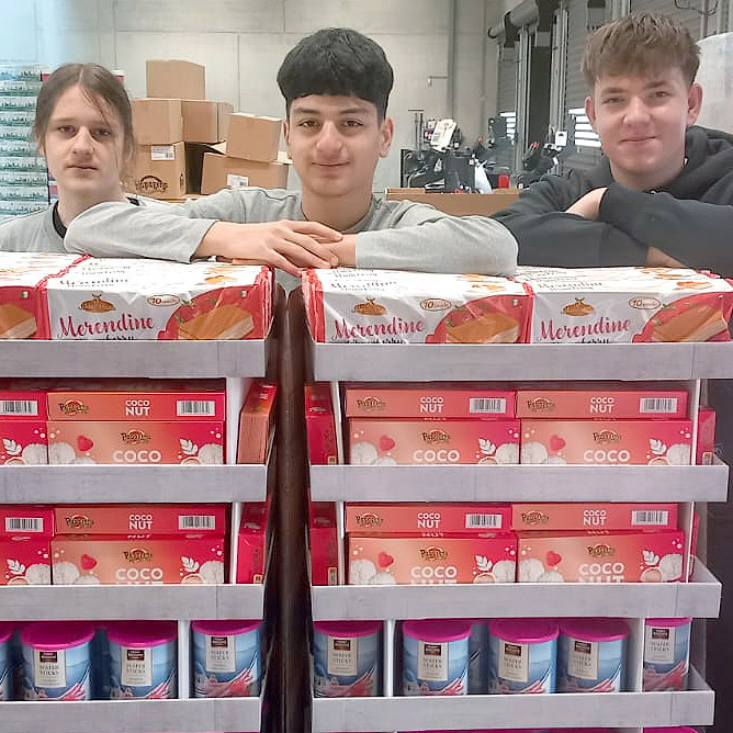 Drei Praktikanten pr&auml;sentieren stolz das fertig gepackte Display