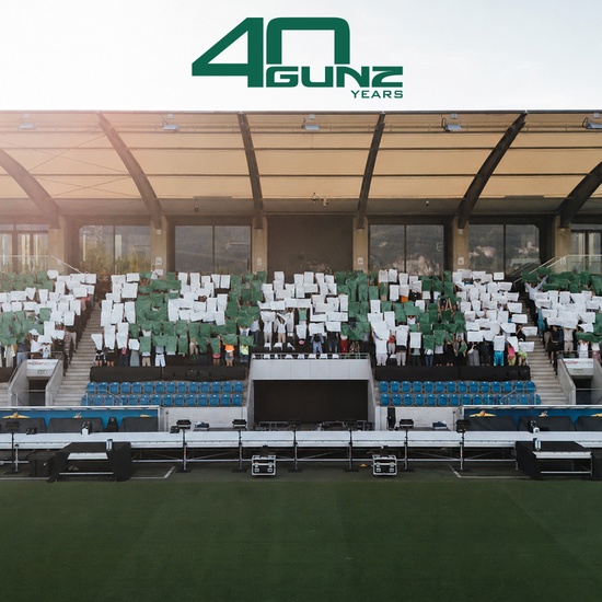 G&auml;ste formen Gunz Schriftzug auf Stadiontrib&uuml;ne