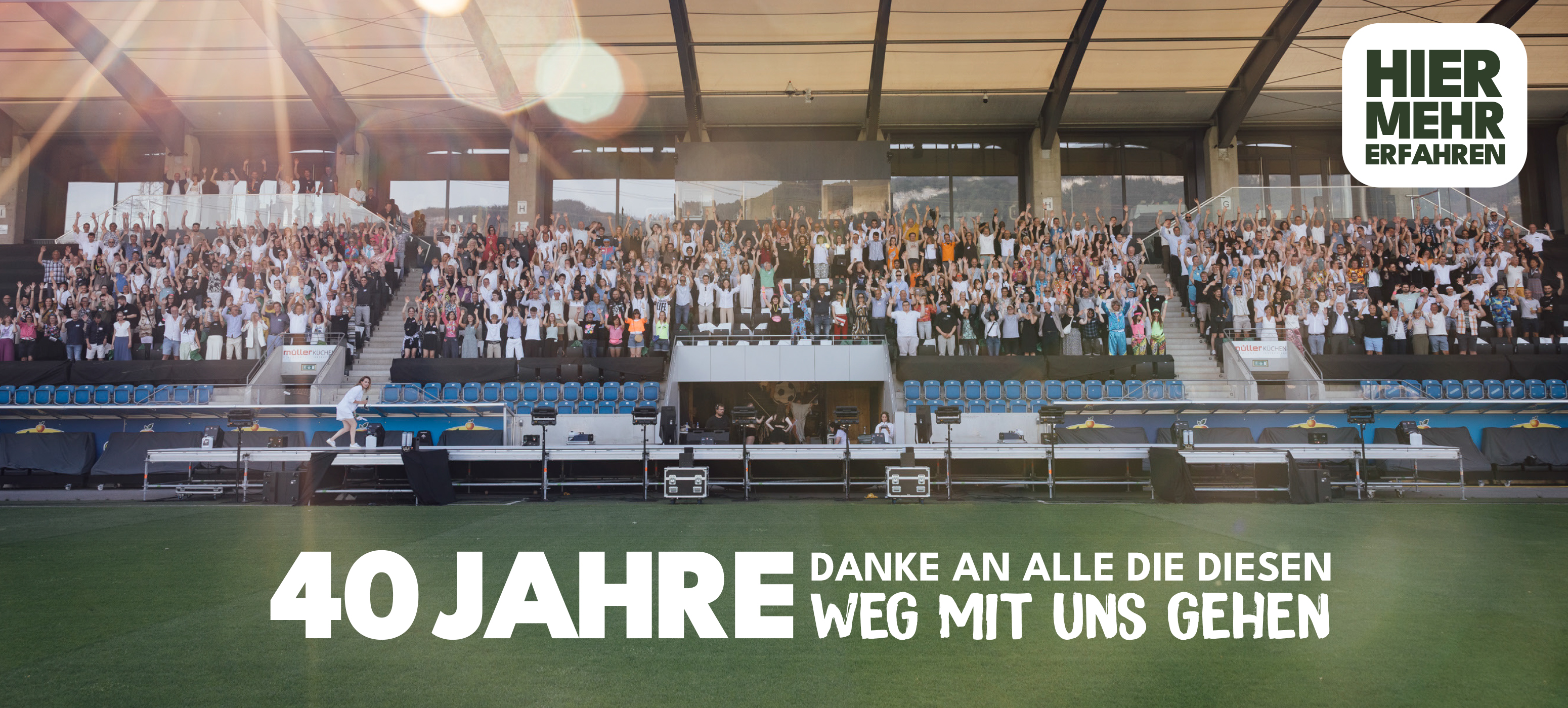 Menschenmenge auf Trib&uuml;ne zum 40 Jahre Jubil&auml;um